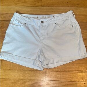 Jennifer Lopez White Boyfriend Shorts